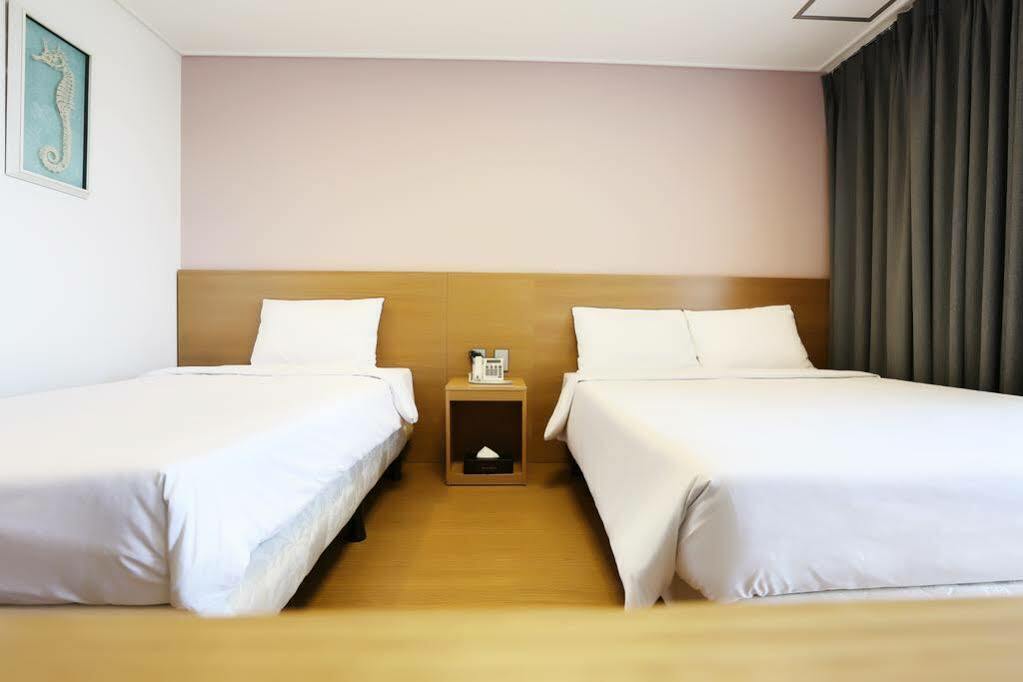 Sims Hotel Jeju Exterior foto